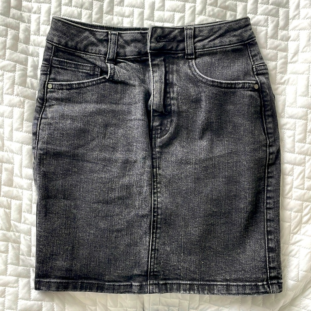 Zara denim Skirt. Size 2